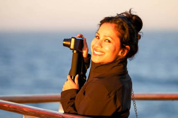 A simpática Rukimini, representante da Índia na nossa viagem, fotografa o fim de tarde no trecho entre Buenos Aires e as Ilhas Malvinas (foto de Jeff Orlowski)